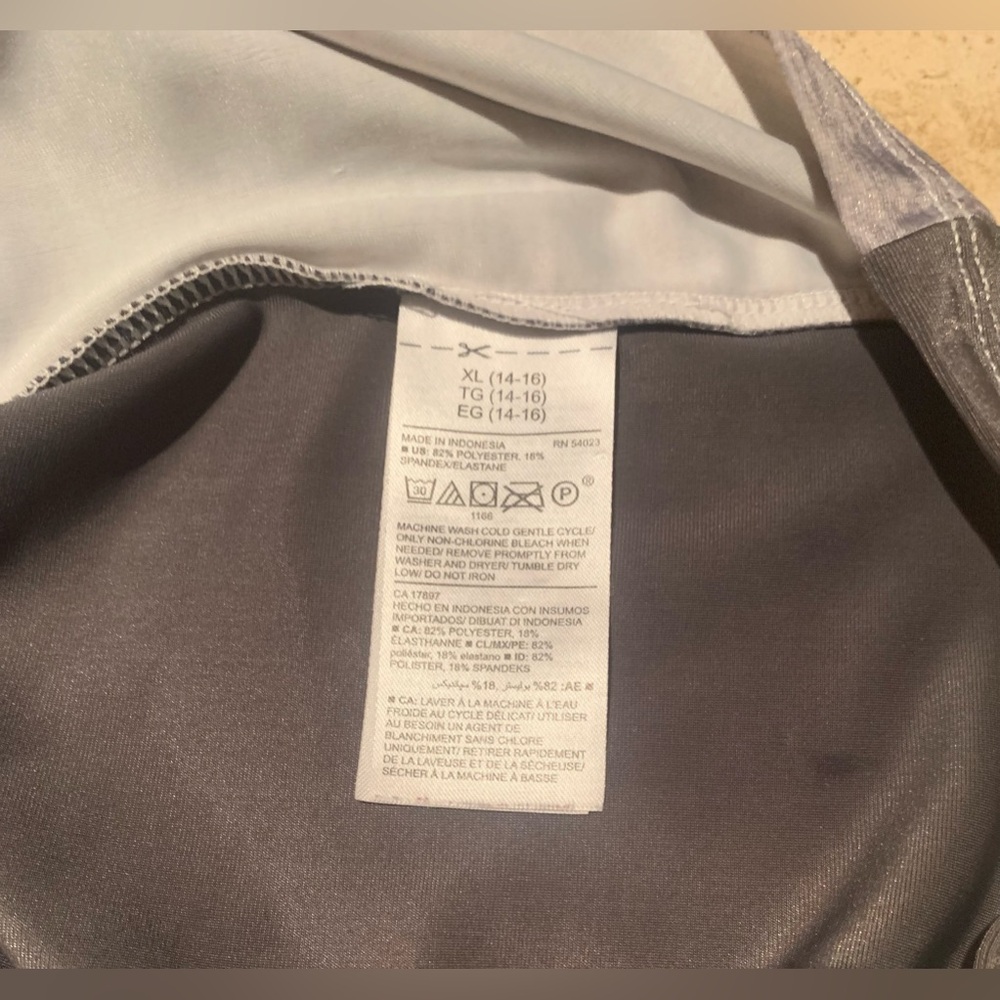 Old Navy Graphic Raglan-Sleeve Rashguard - Picture 7 of 8